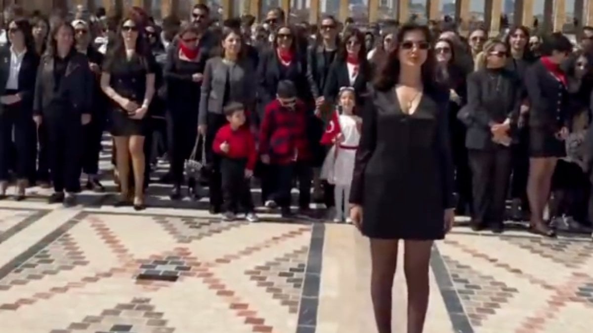 23 Nisan’da Anıtkabir’e mini etekle gelen öğretmen