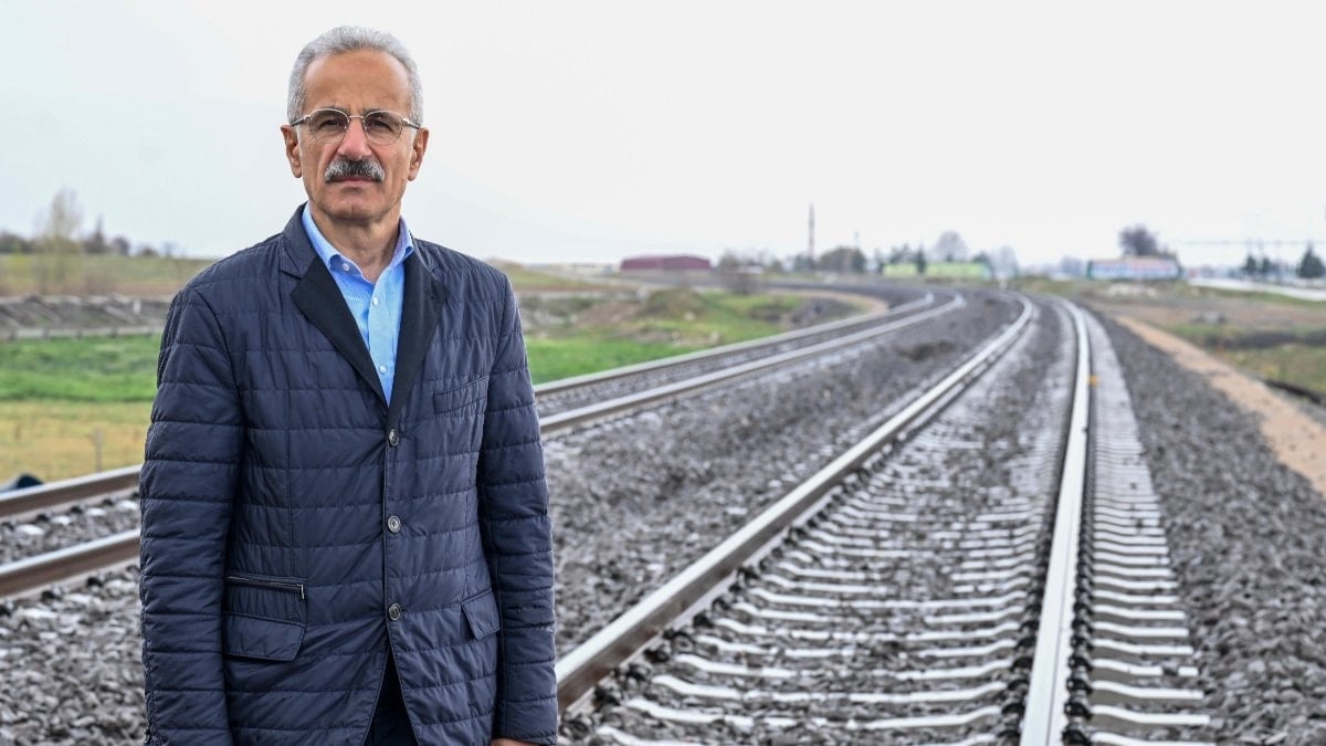 Abdulkadir Uraloğlu: Suriye sınırındaki 350 kilometrelik hat tren trafiğine açıldı