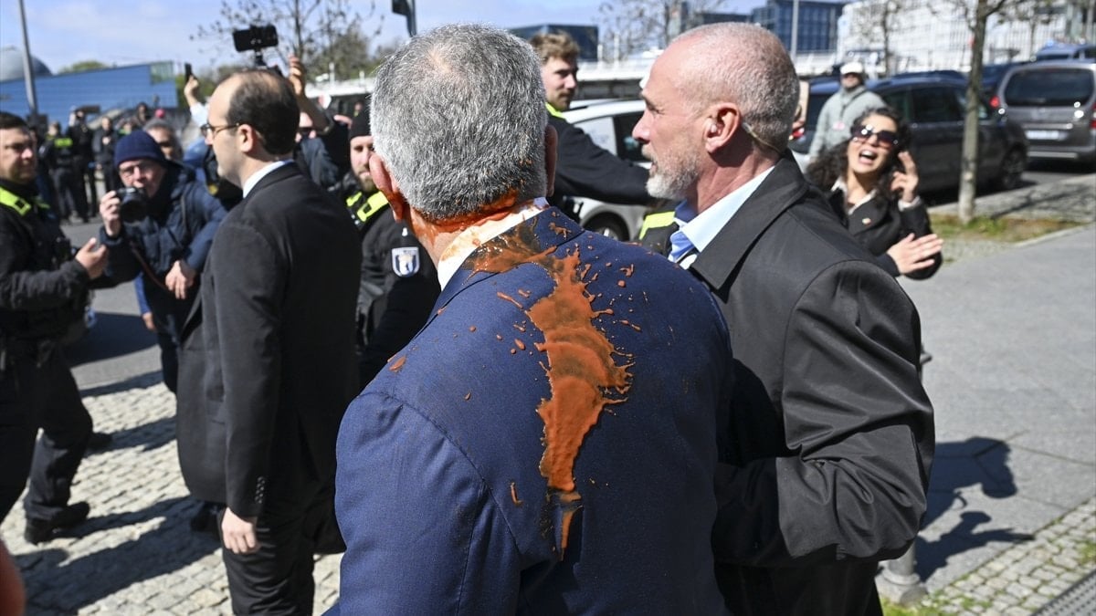 Almanya’da İran’ın devrik Şah’ının oğlu Pehlevi’ye kırmızı sıvı atıldı