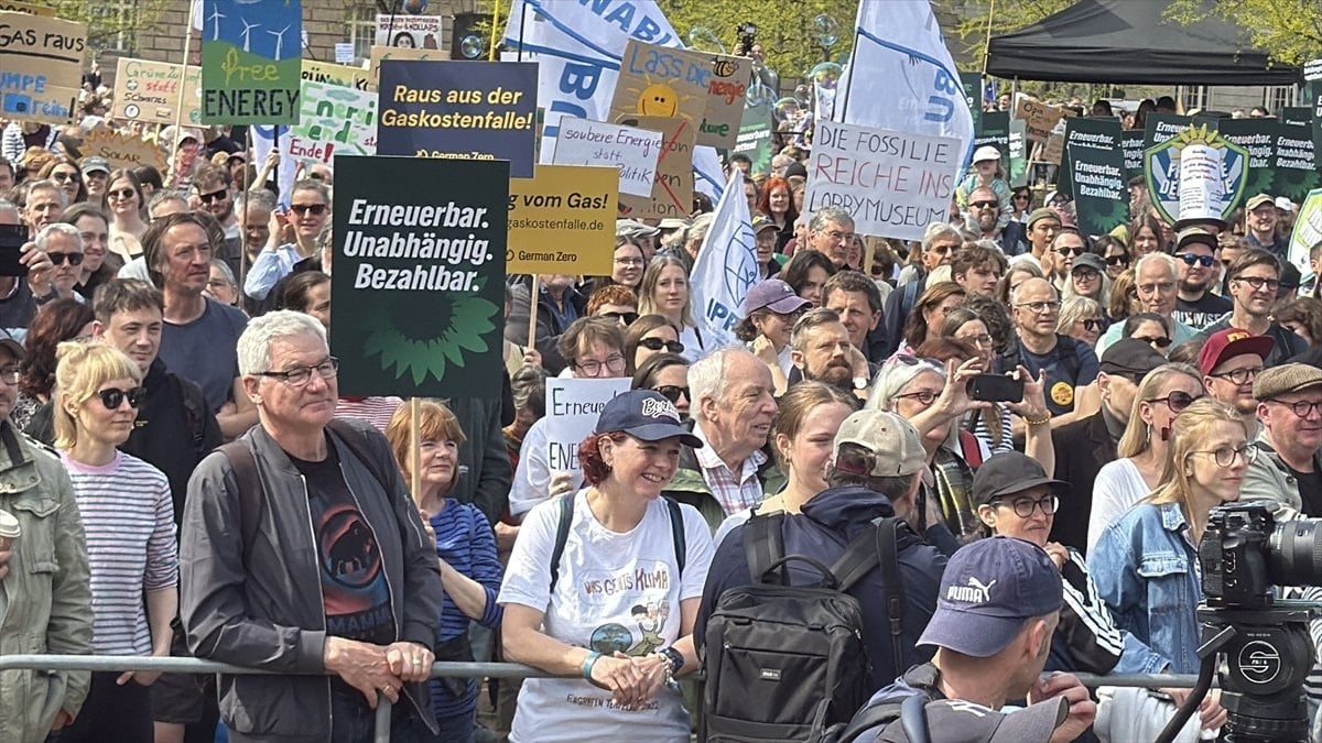 Almanya’da vatandaşlar hükümetin enerji politikalarını protesto etti