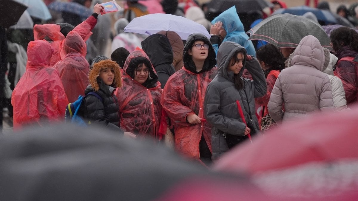 Anıtkabir’de yağmur altında 23 Nisan