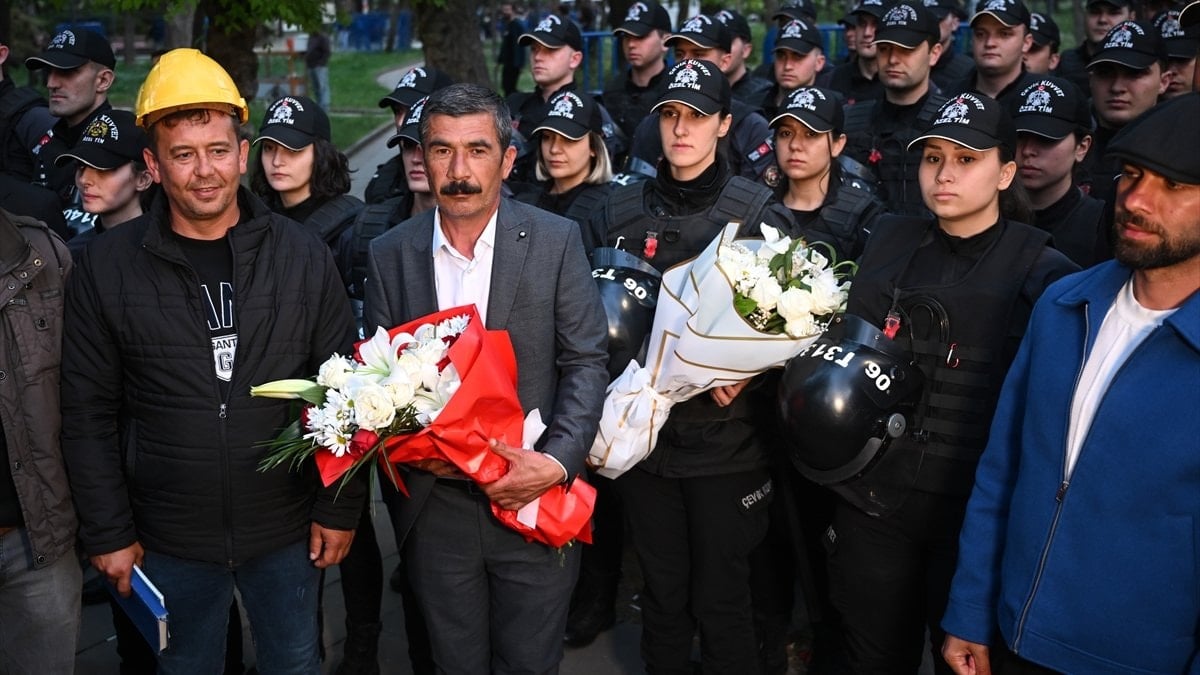 Ankara’da madenci eylemi bitti: Polise çiçek vererek ayrıldılar