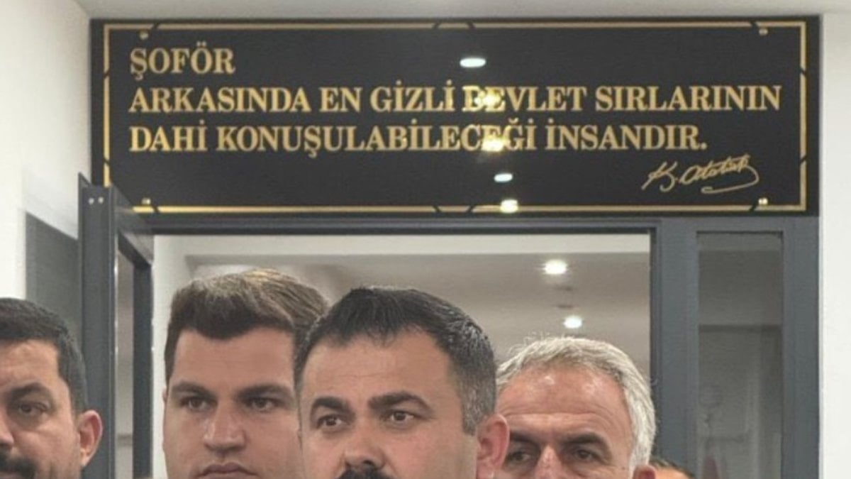 Atatürk’e ait olmayan söz şoförler odası girişine asıldı