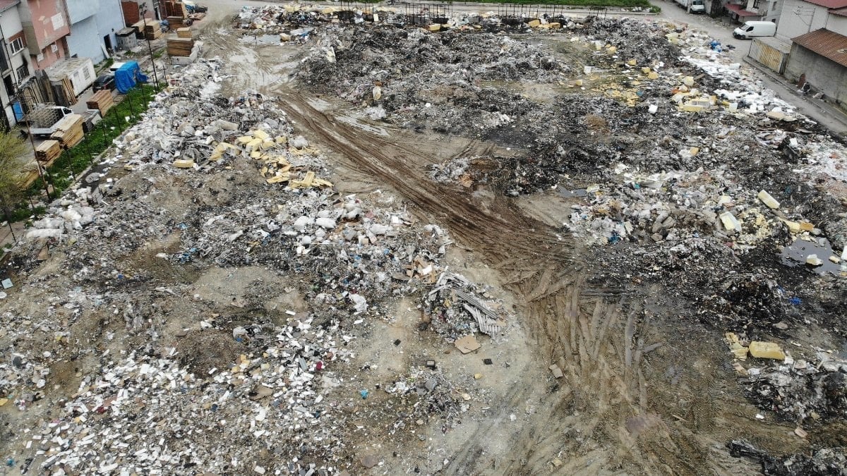 Buca’da toplanmayan çöpler esnafı isyan ettirdi: Hindistan’dan berbat