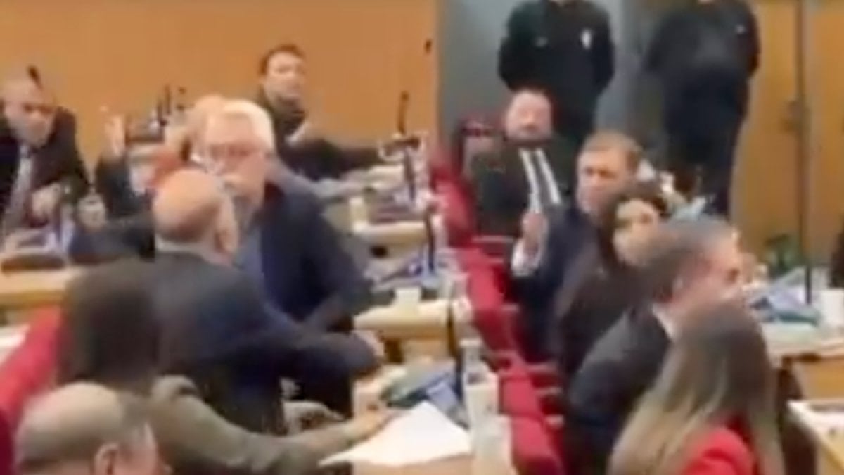 Cemil Tugay, AK Partili kadın meclis üyesine ‘sahtekar’ diyerek parmak salladı