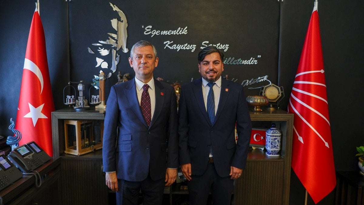 CHP’ye katılan Arif Kocabıyık’a rozetini Özgür Özel taktı