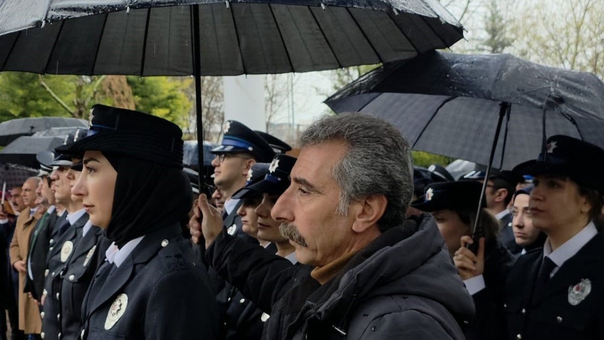 Diyarbakır’da vatandaşlar yağmurda ıslanan polise şemsiye tuttu