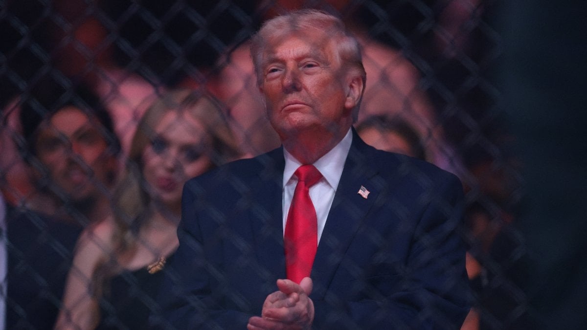 Dünya İslamabad’a kilitlenirken Trump kafes dövüşü izledi