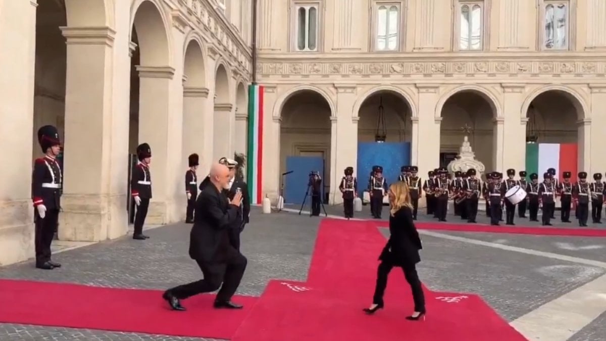 Edi Rama, Meloni’nin karşısında diz çöktü