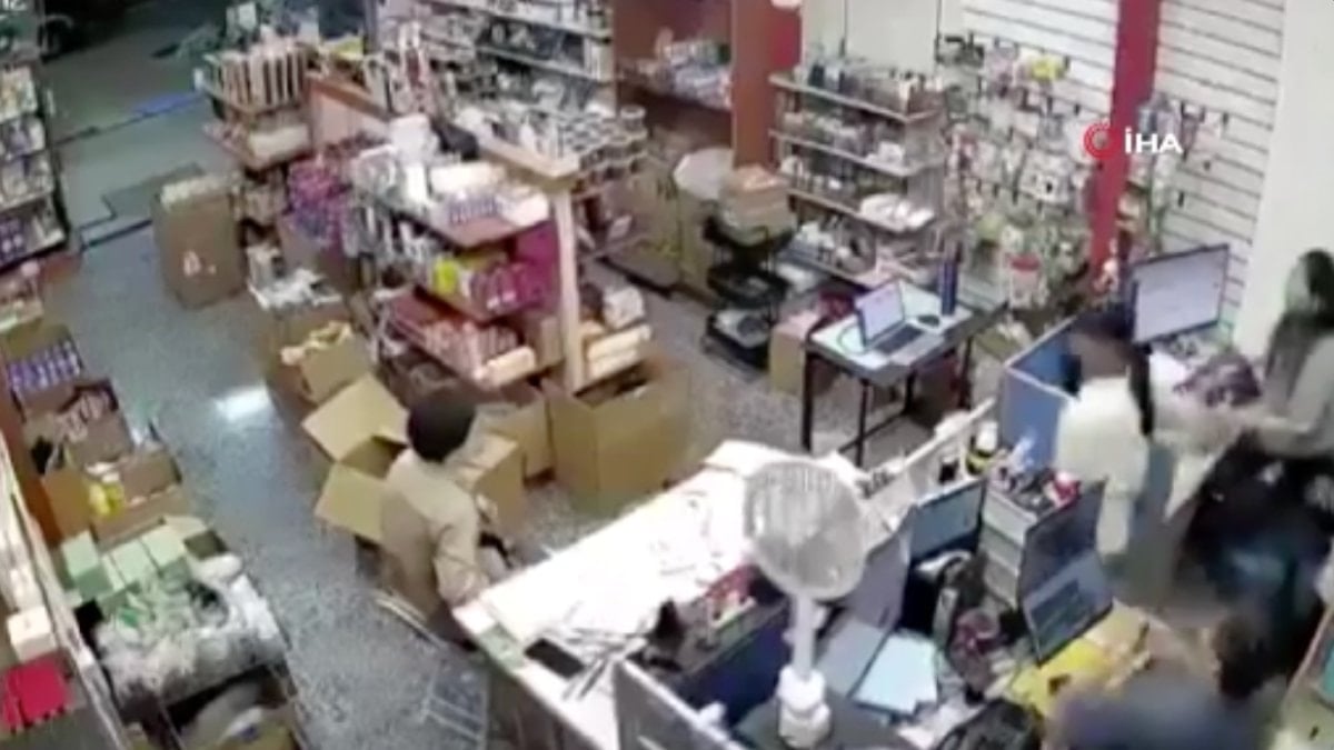 Endonezya’daki 7.4’lük deprem kamerada