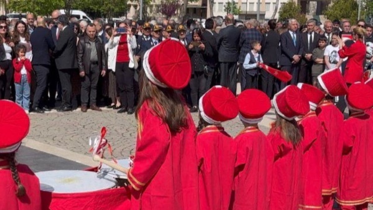 Gaziantep’te 23 Nisan töreninde CHP yönetimi, mehter gösterisine sırtını döndü