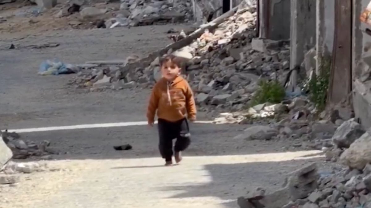 Gazze’de yıkıntıların arasında yalın ayak yürüyen çocuk görüntülendi