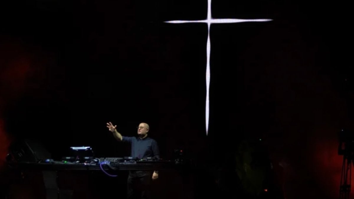 Gündüzleri kilise rahiplik yapan DJ, geceleri ise elektronik müziği ile pistleri dolduruyor