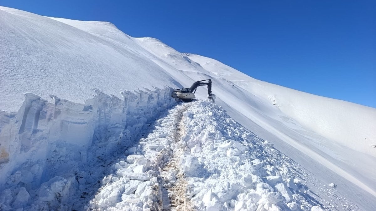 Hakkari’de askeri üs bölgede 6 metrelik karla mücadele
