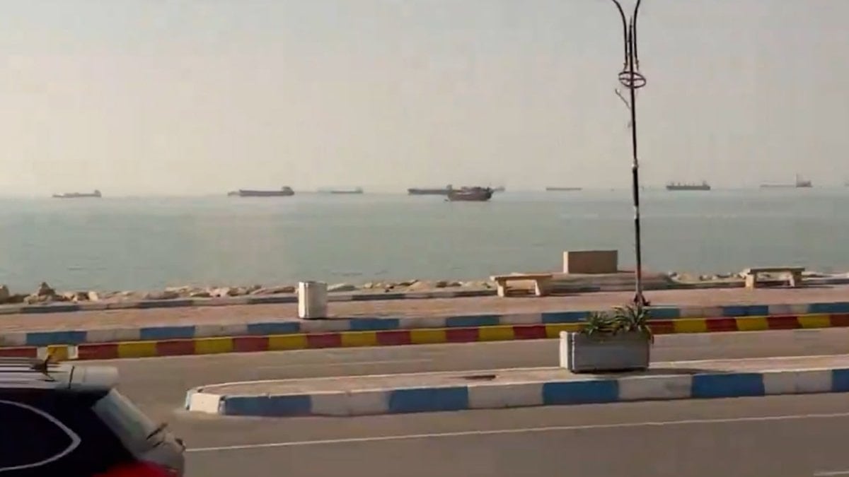 Hürmüz Boğazı’nda gemi kuyruğu: Yüzlercesi geçiş için bekliyor