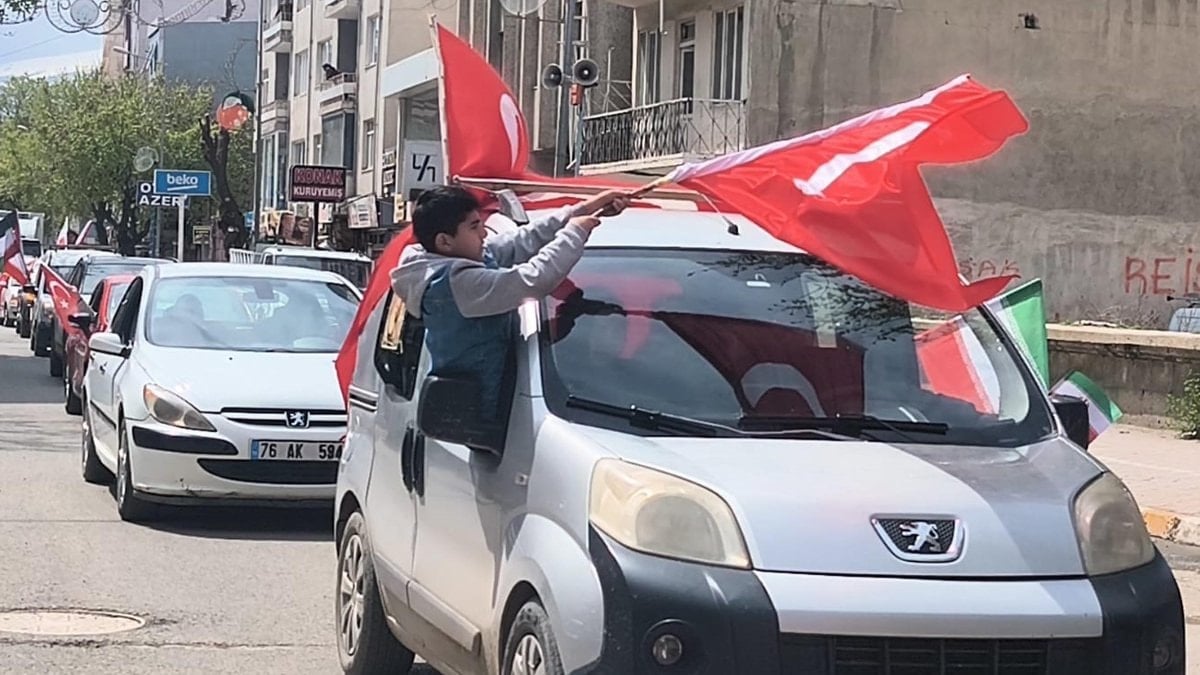 Iğdır’da yüzlerce araçlık konvoyla İran’a destek verildi