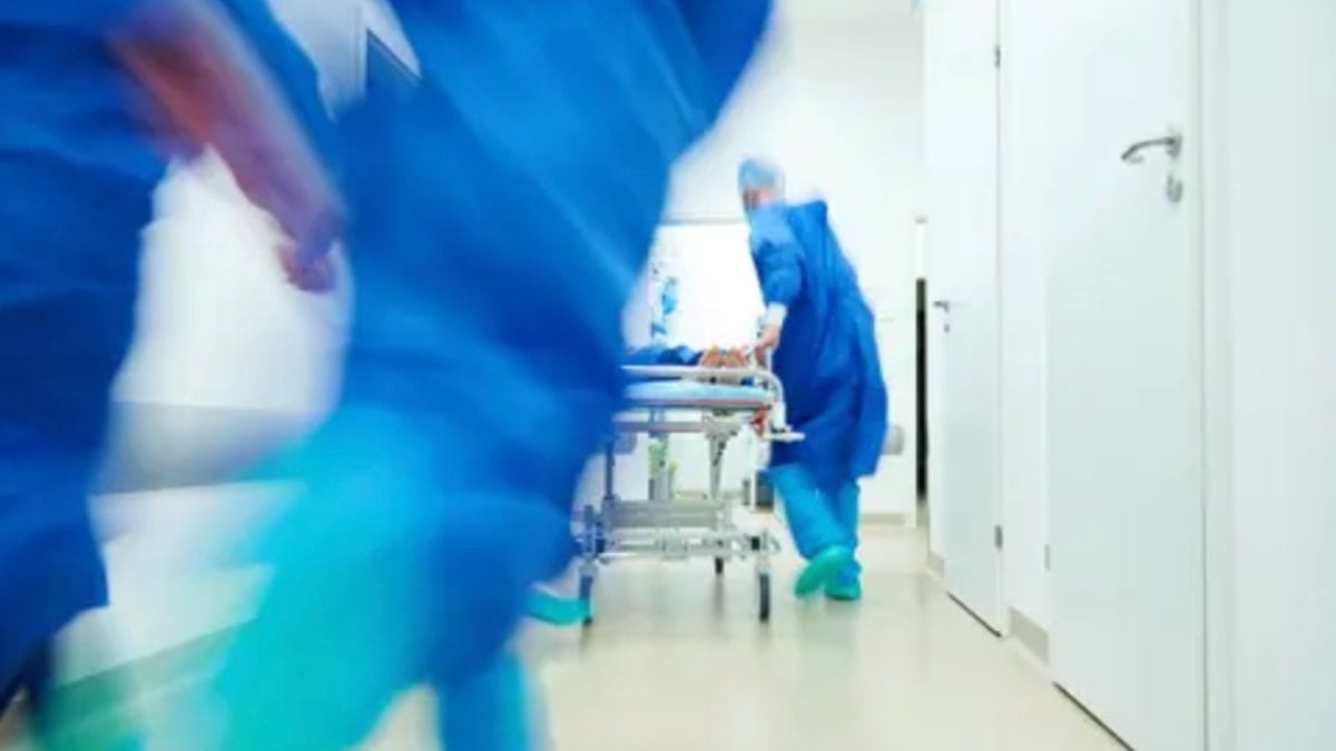 İngiltere’de sağlık sistemi alarm veriyor: Hemşireler doktorların yerine kullanıyor