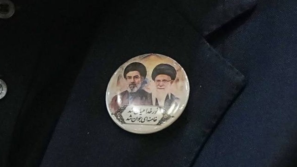 İran heyeti Pakistan’da “Hamaney temalı” rozet taktı