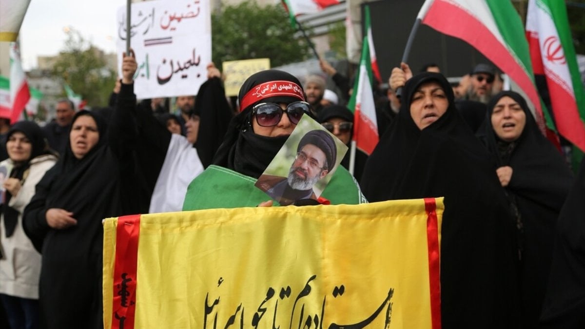 İran’da bazı vatandaşlar ABD ile ateşkes kararını protesto etti