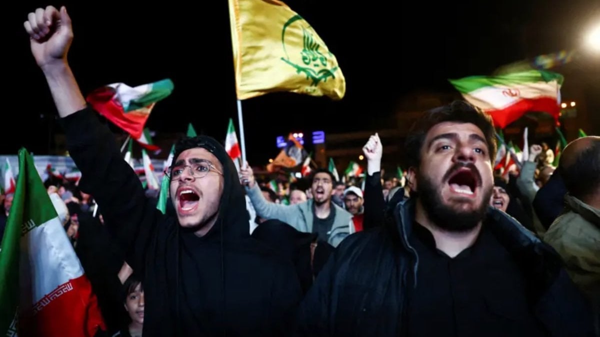 İran’da halk sokaklara akın etti: Zafer olarak kutladılar