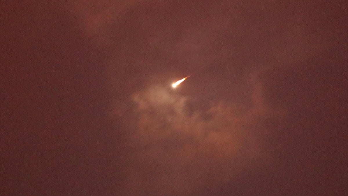 İran’dan fırlatılan füzenin İsrail’e düşme anı