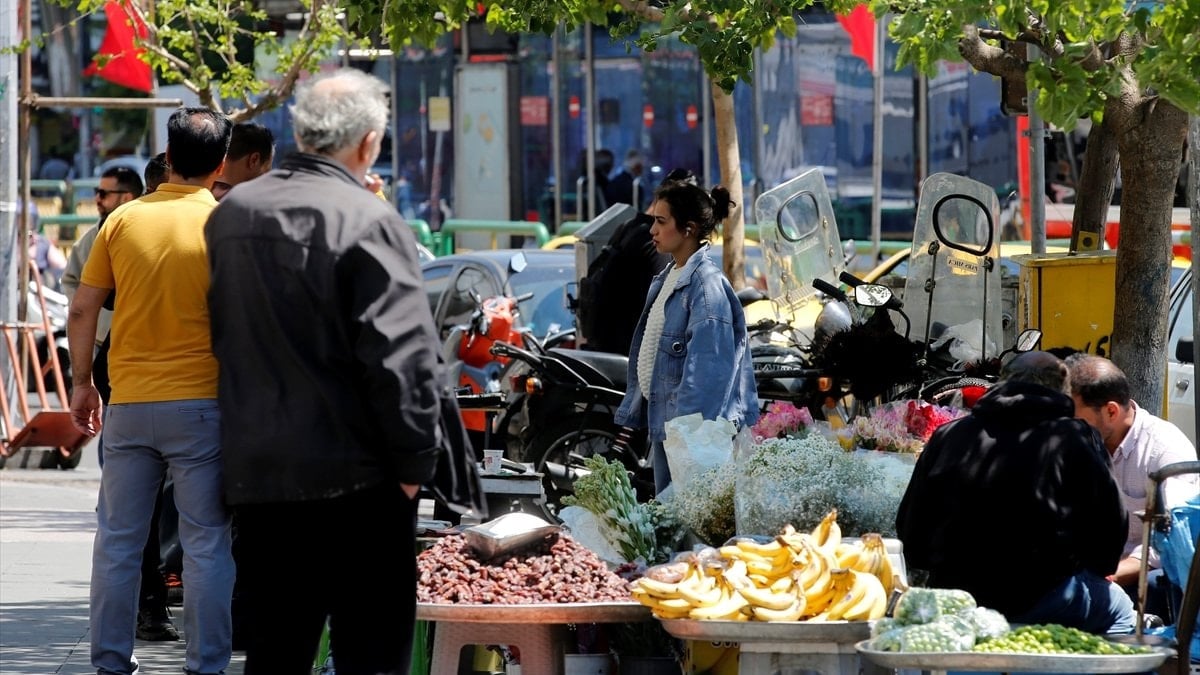 İran’ın başkenti Tahran’da vatandaşlar günlük hayatlarına devam ediyor