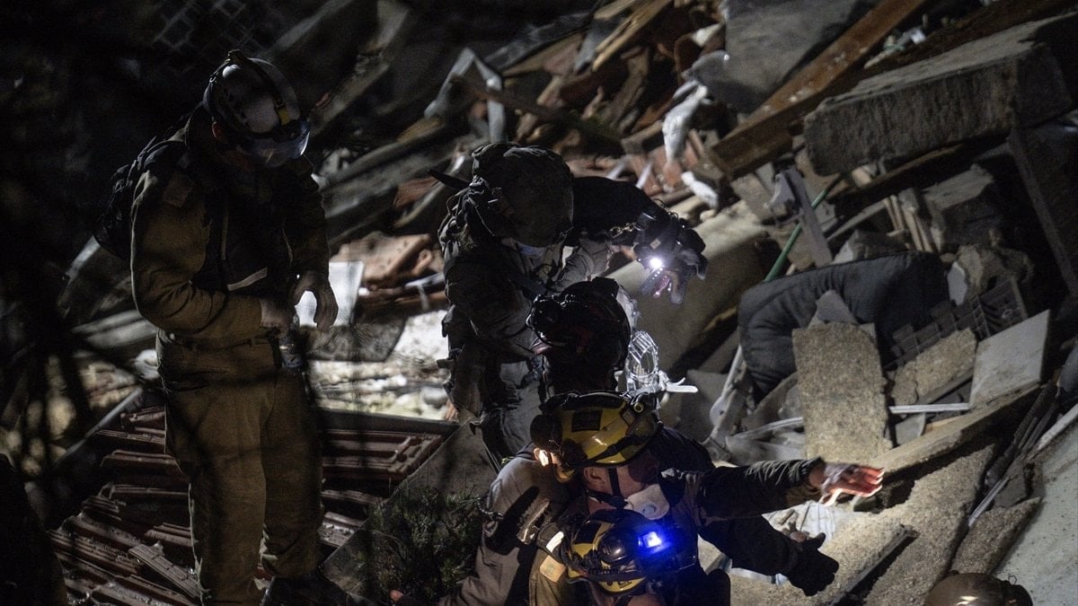 İran’ın füzeleri İsrail’de yıkıma neden oldu