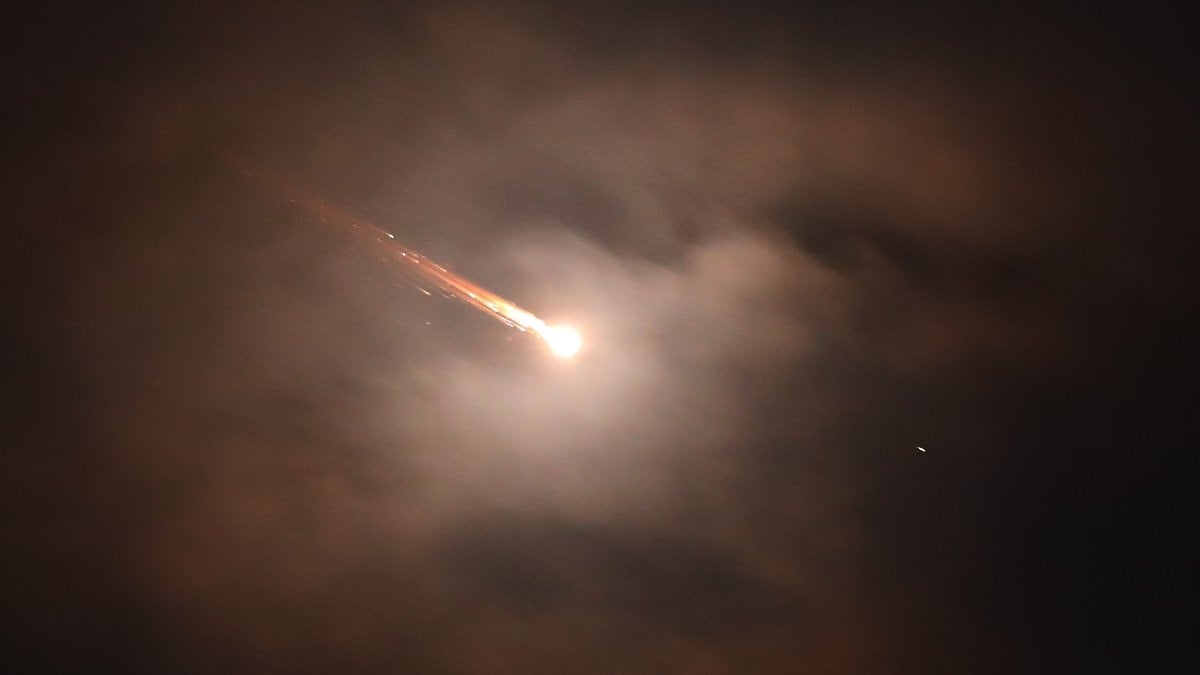 İran’ın İsrail’e attığı füzeler El Halil’den görüntülendi