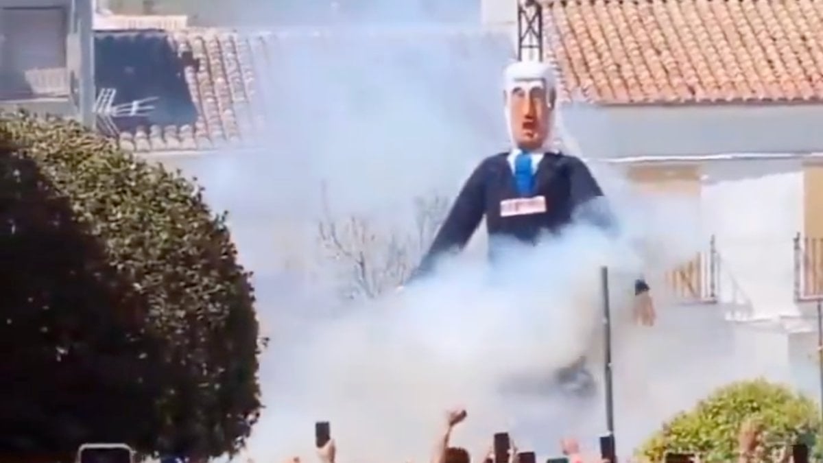 İspanya’daki düzenlenen bir festivalde Netanyahu’nun kuklası ateşe verildi