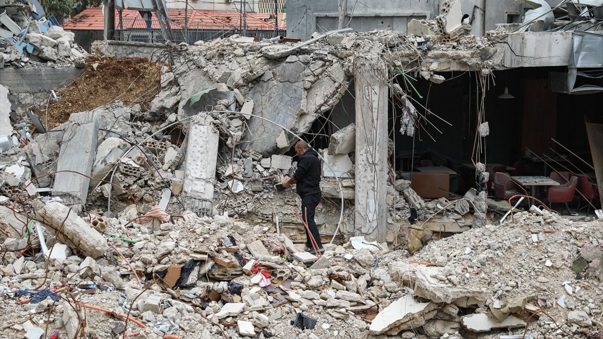 İsrail’in hedef aldığı Lübnan’ın Nebatiye kentinde büyük bir yıkım oluştu