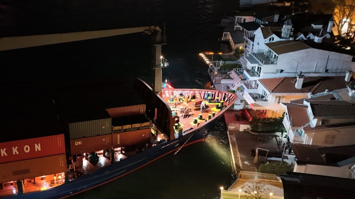 İstanbul Boğazı’nda arızalanan 147 metrelik gemi karaya oturdu