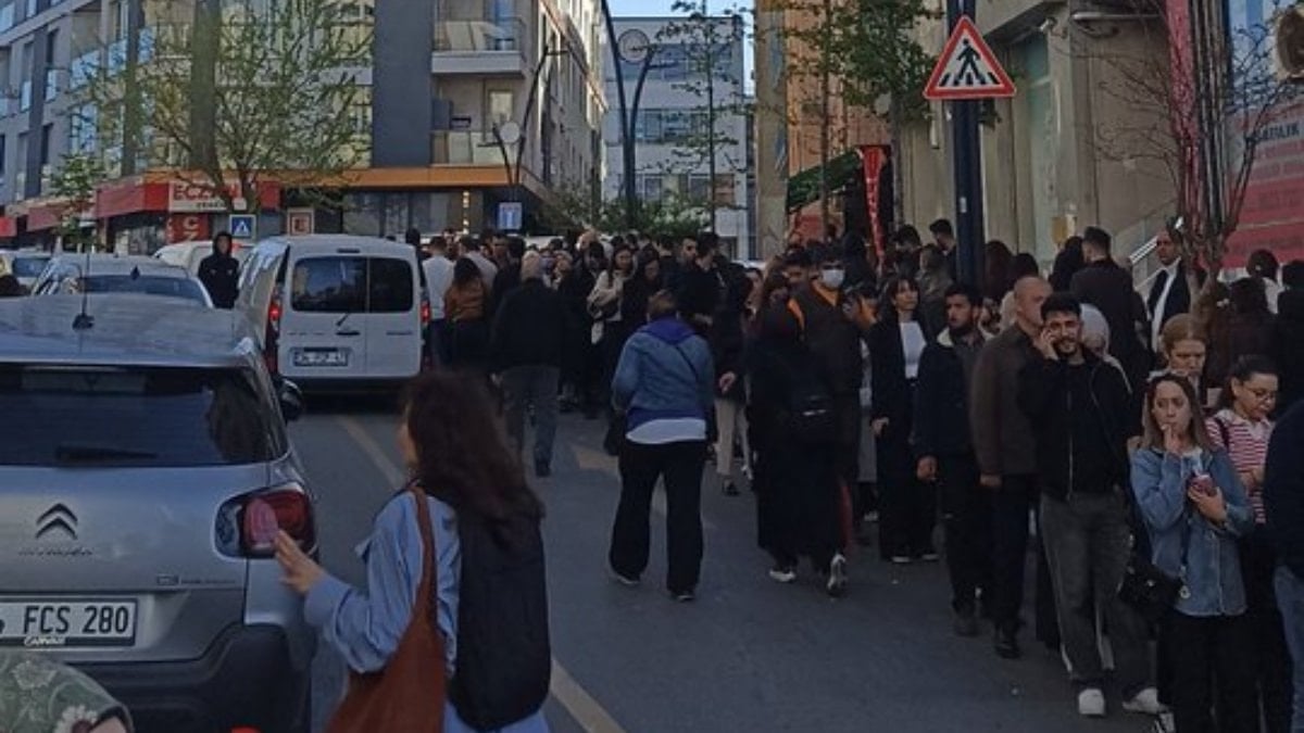İstanbul’da vatandaşların metro kuyruğu