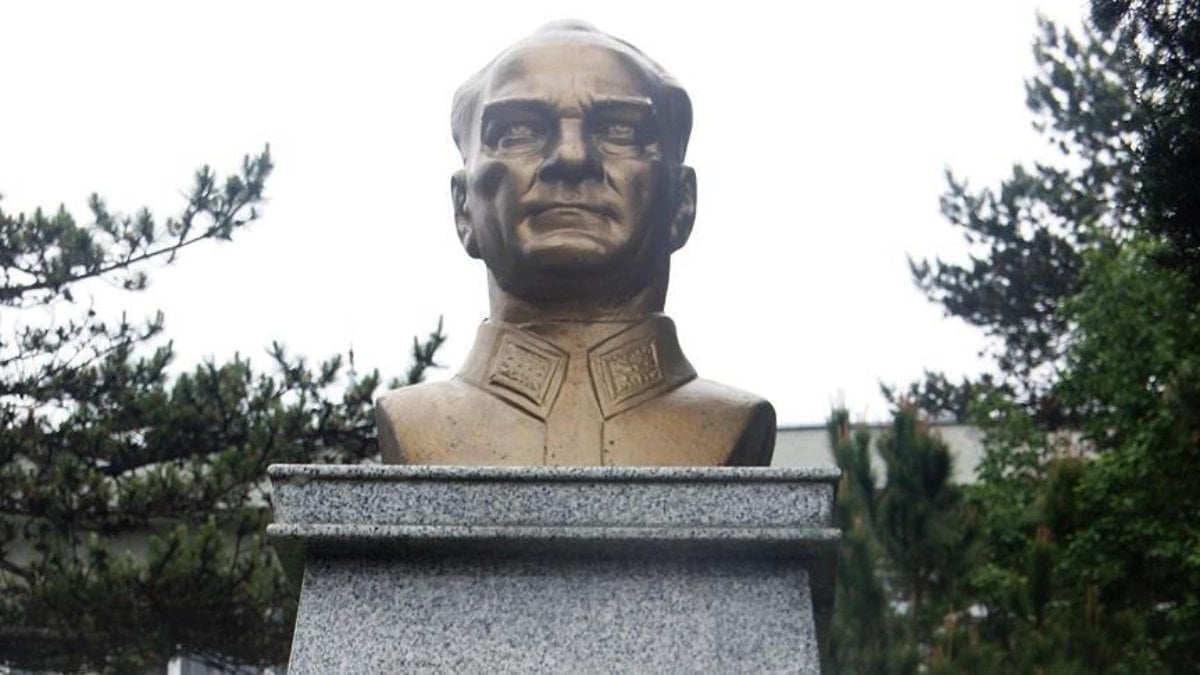 İzmir’de ‘bayrak töreni’ne inmeyen öğrenci hakkında tutanak tutuldu