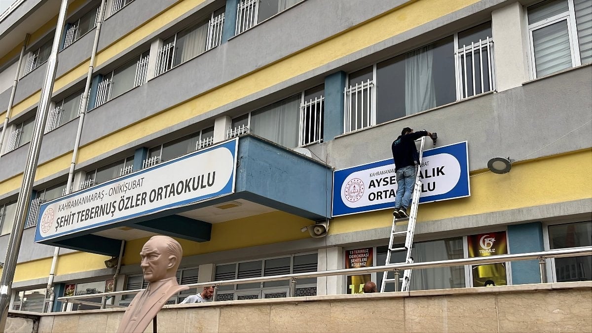 Kahramanmaraş’ta saldırının gerçekleştiği okulun tabelası yeni binaya asıldı