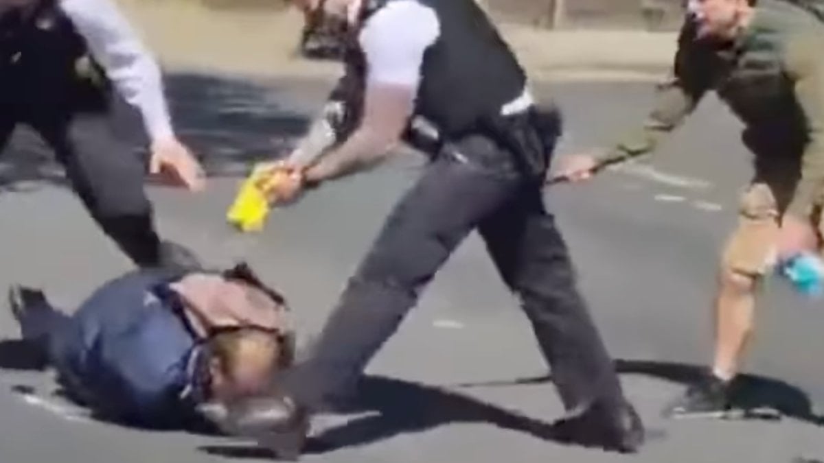 Londra’da Yahudilere bıçaklı saldırı: Saldırganın yakalandığı anlar ortaya çıktı