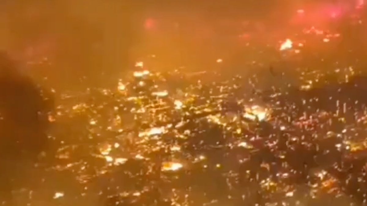 Malezya’da yüzen kasabada yangın dehşeti: Bin ev kül oldu