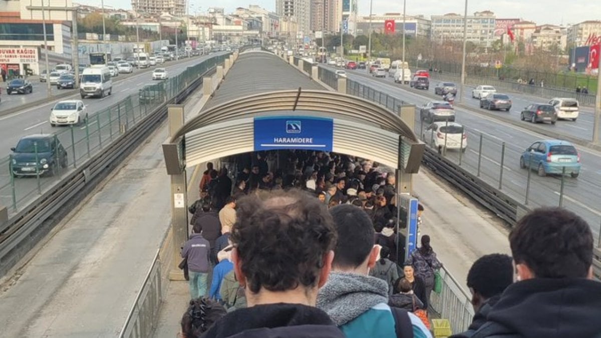 Metrobüs duraklarında yaşanan yoğunluk vatandaşları isyan ettirdi