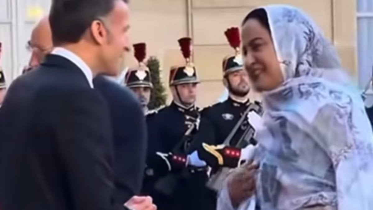 Moritanya Cumhurbaşkanı’nın eşi Macron’un elini havada bıraktı