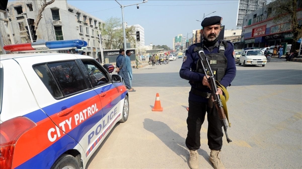 Pakistan’da polis karakoluna bombalı araç saldırısı: 5 ölü