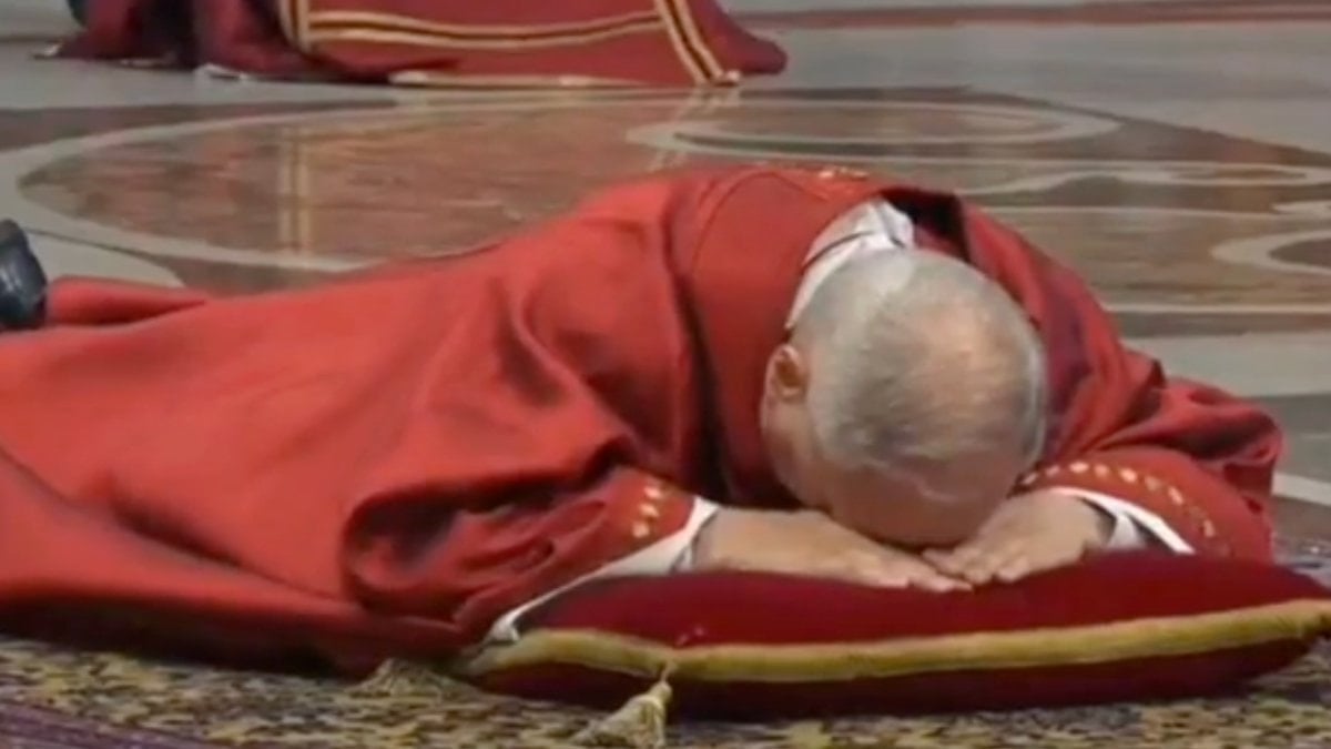 Papa 14. Leo, Kutsal Cuma ayininde ritüelini yerine getirdi