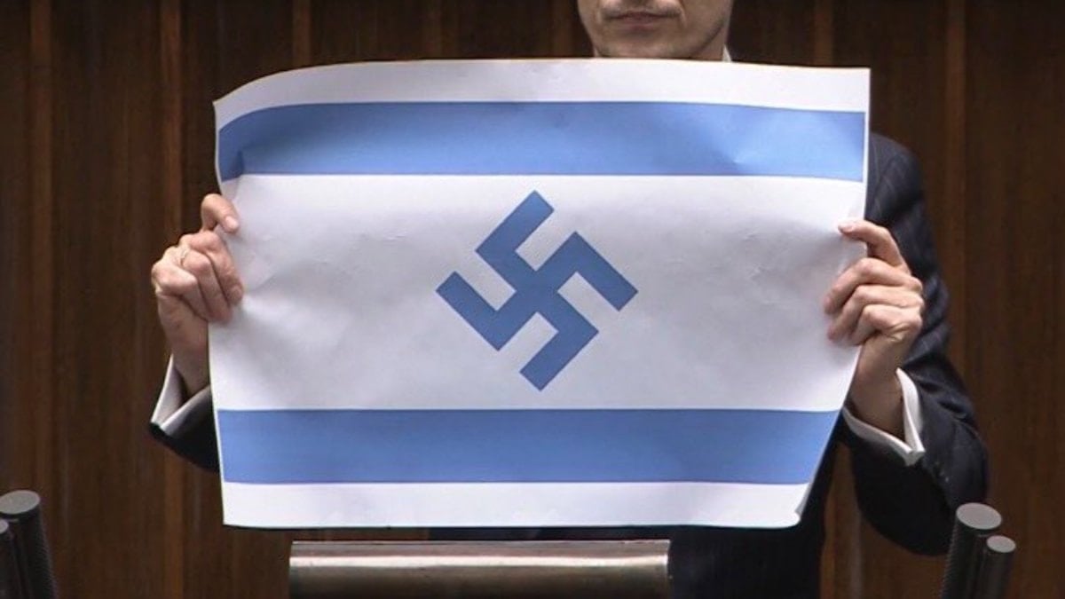 Polonyalı vekilden Nazi sembollü İsrail bayrağı protestosu