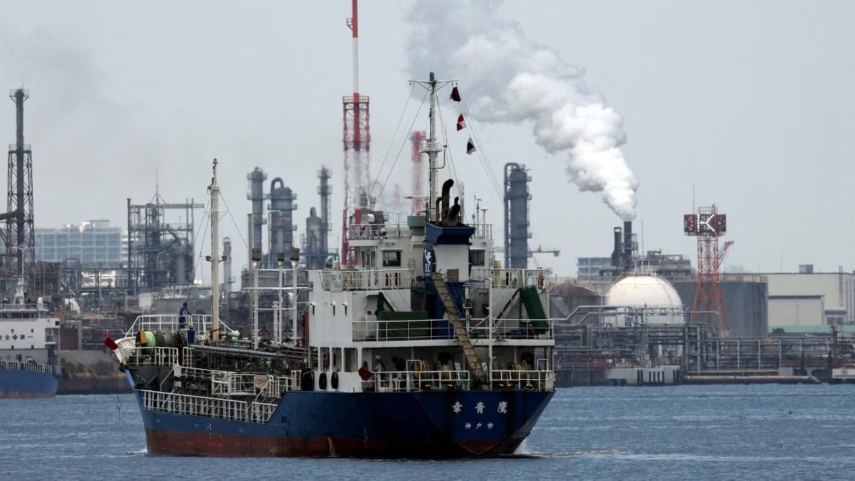 Süper Japon tankeri Hürmüz Boğazı’ndan geçti