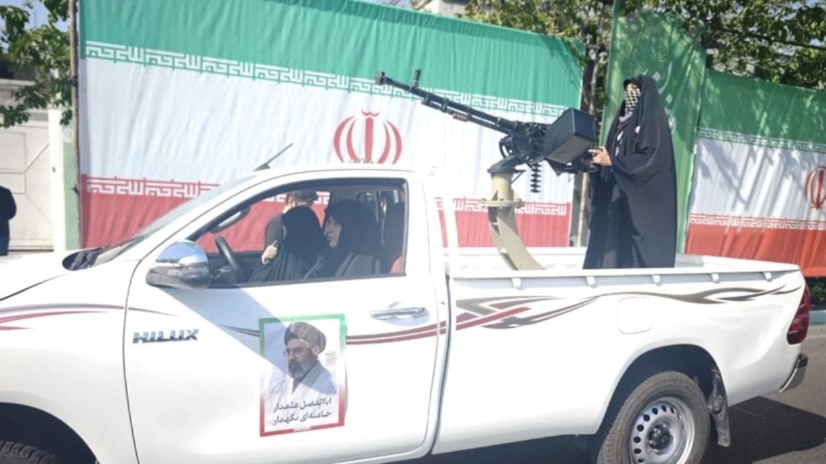 Tahran’da kadınlardan askeri geçit töreni