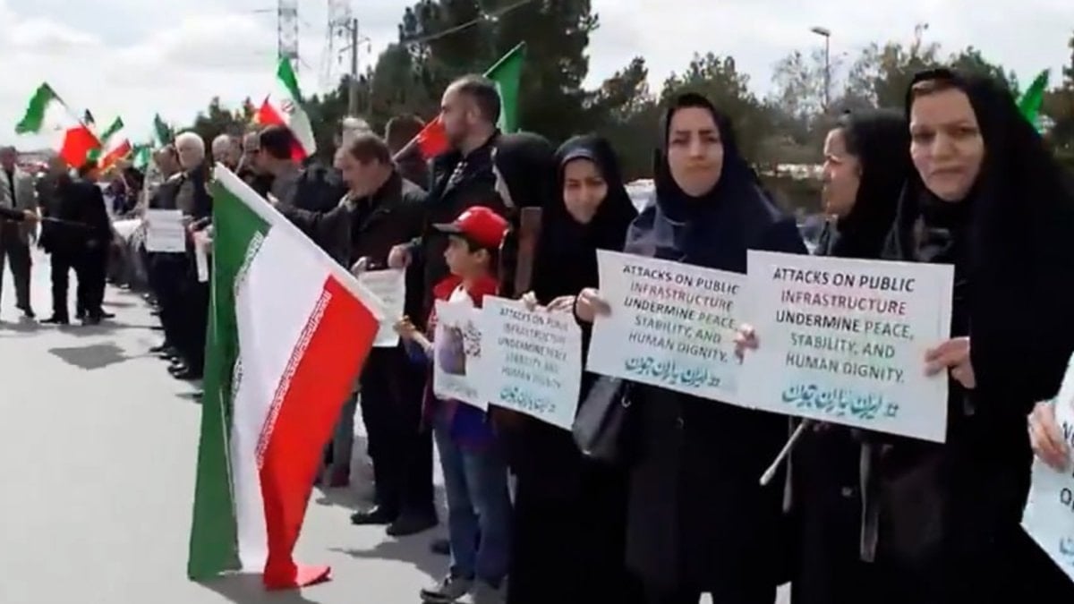 Trump ‘yok etmekle’ tehdit etti: İranlı kadınlar köprülere giderek nöbete başladı