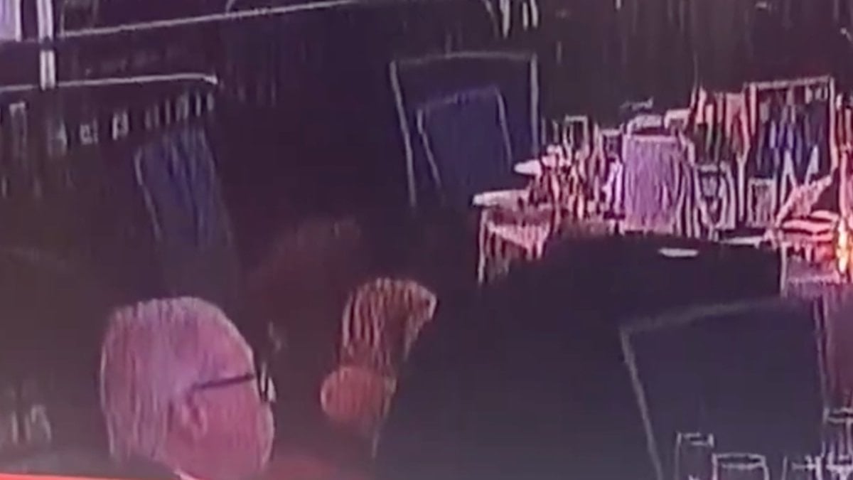 Trump’a suikast girişimi: Hiçbir şey olmamış gibi yemek yemeye devam etti