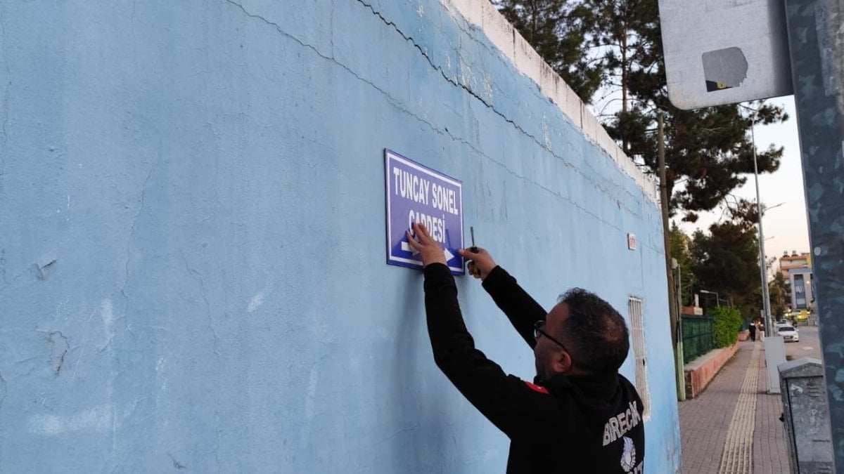 Tuncay Sonel’in adının verildiği caddenin tabelası söküldü