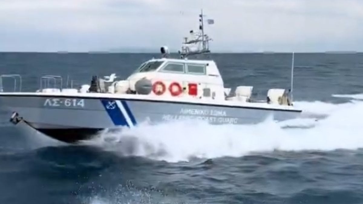 Türk balıkçı, teknesini taciz eden Yunan sahil güvenlik botunun üzerine sürdü