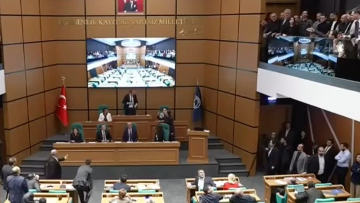 Üsküdar Belediye Meclisi’nde vatandaşları salondan çıkarmaya çalıştılar