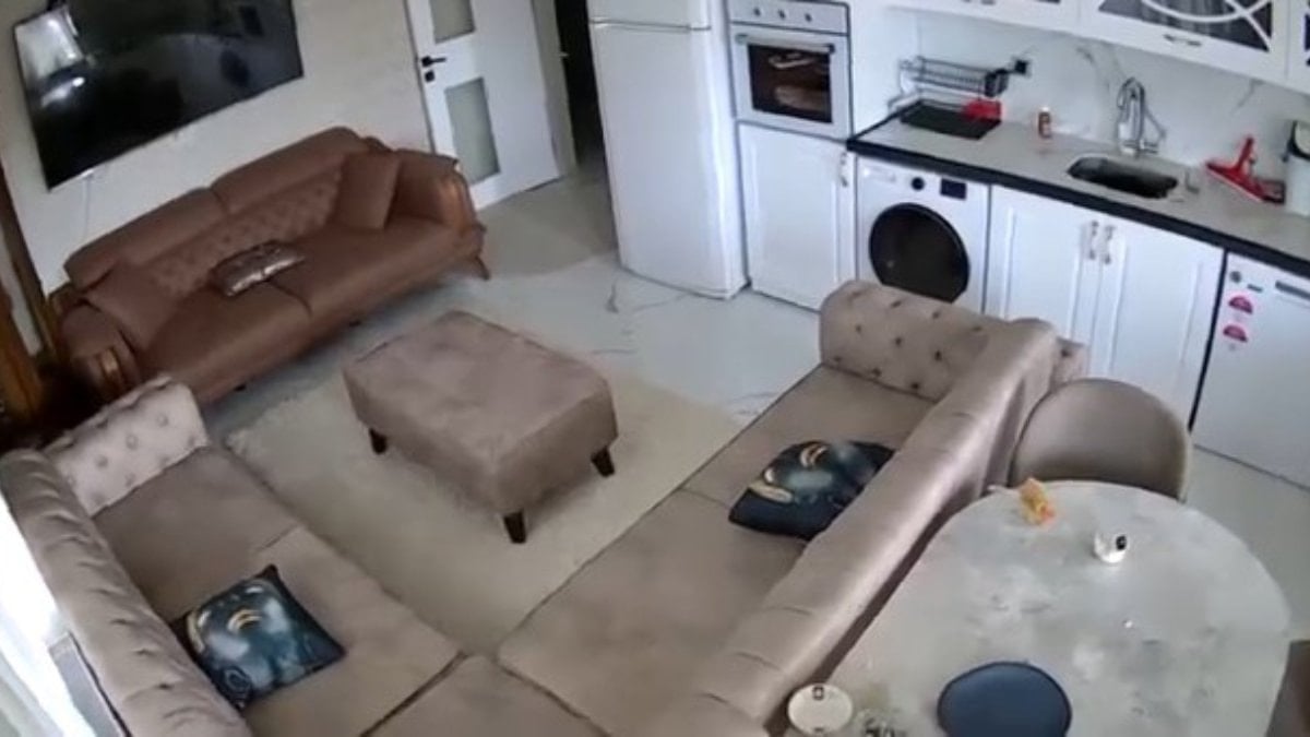 Van’da 5.2 büyüklüğündeki deprem kamerada