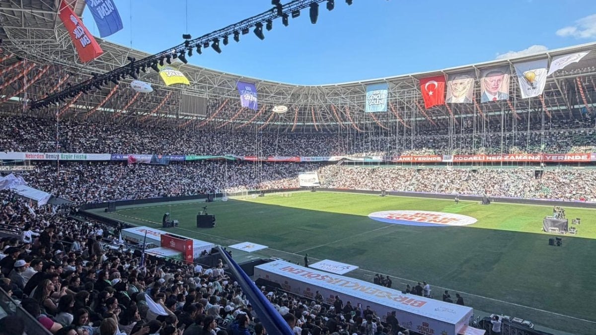 AK Parti Gençlik Kolları Kocaeli’de: Stadyum erkenden tıklım tıklım doldu